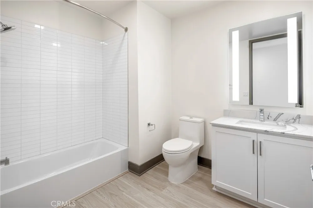 6800 Variel Avenue #204 Canoga Park, CA 91303