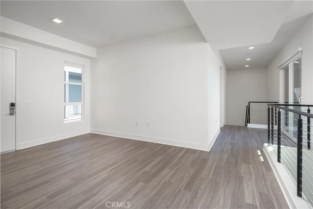 6800 Variel Avenue #204 Canoga Park, CA 91303