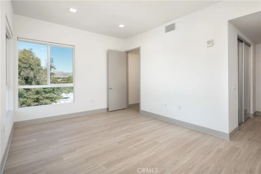 6800 Variel Avenue #204 Canoga Park, CA 91303