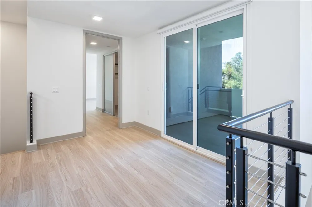 6800 Variel Avenue #204 Canoga Park, CA 91303