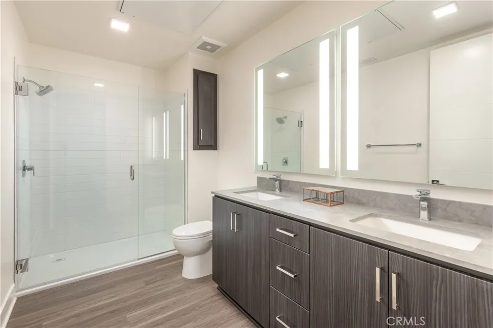 6800 Variel Avenue #204 Canoga Park, CA 91303
