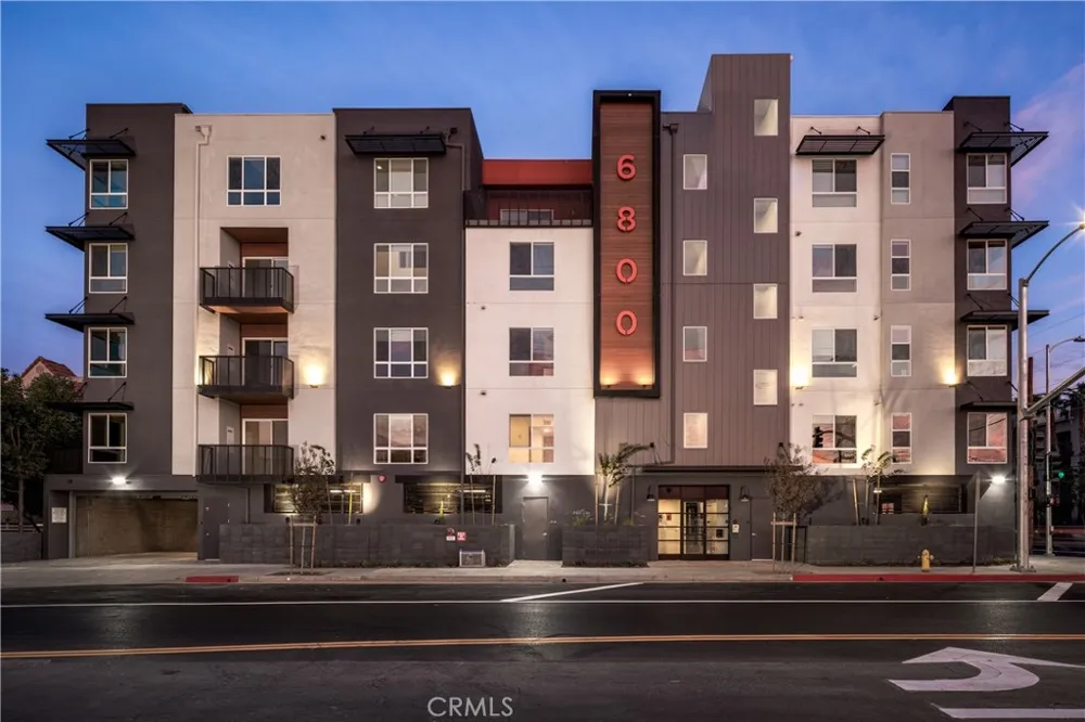 6800 Variel Avenue #204 Canoga Park, CA 91303