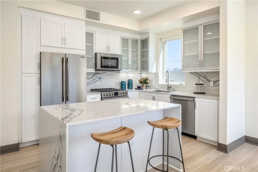 6800 Variel Avenue #204 Canoga Park, CA 91303