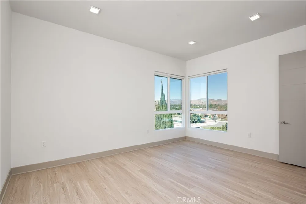 6800 Variel Avenue #204 Canoga Park, CA 91303