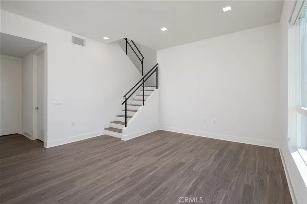 6800 Variel Avenue #204 Canoga Park, CA 91303