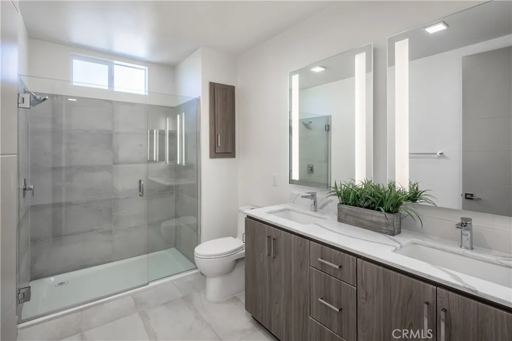 6800 Variel Avenue #204 Canoga Park, CA 91303