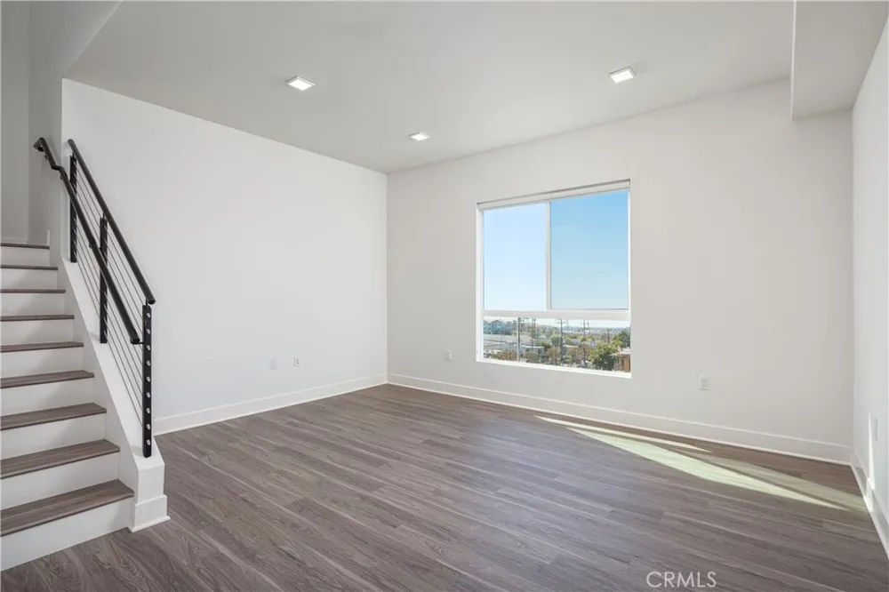 6800 Variel Avenue #204 Canoga Park, CA 91303