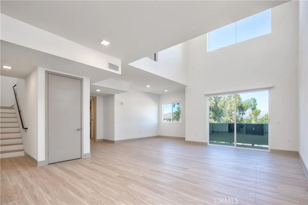 6800 Variel Avenue #204 Canoga Park, CA 91303