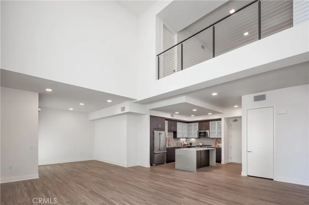 6800 Variel Avenue #204 Canoga Park, CA 91303