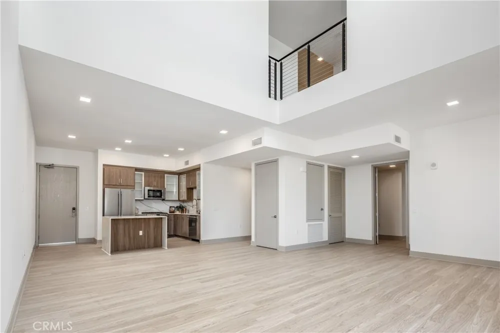 6800 Variel Avenue #204 Canoga Park, CA 91303