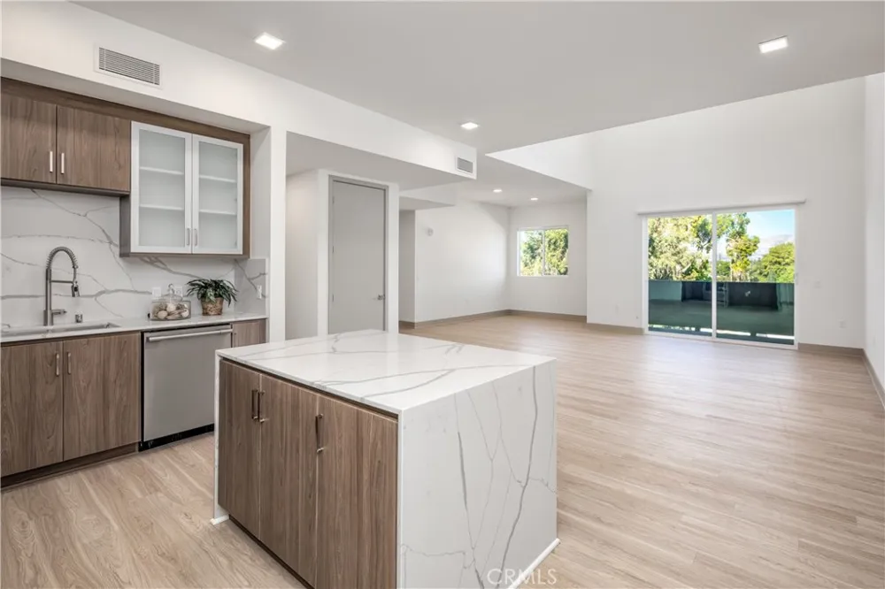 6800 Variel Avenue #204 Canoga Park, CA 91303