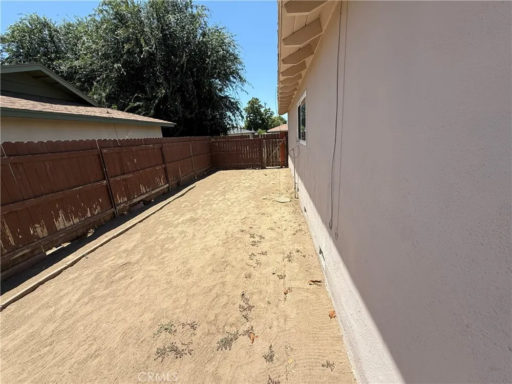 2081 E Stockham Tulare, CA 93274