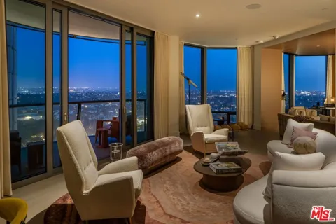 211 W Elm Court #17B