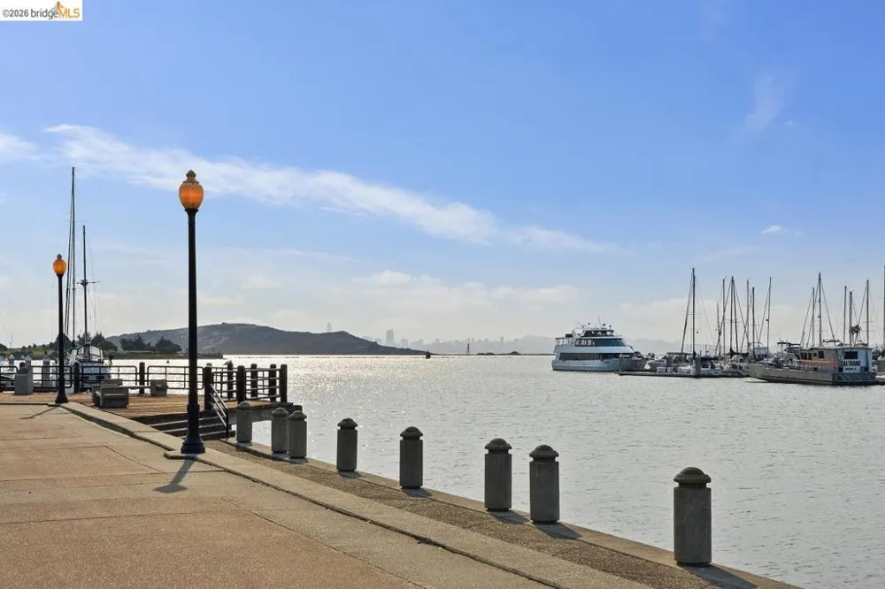 6 Schooner Ct Richmond, CA 94804