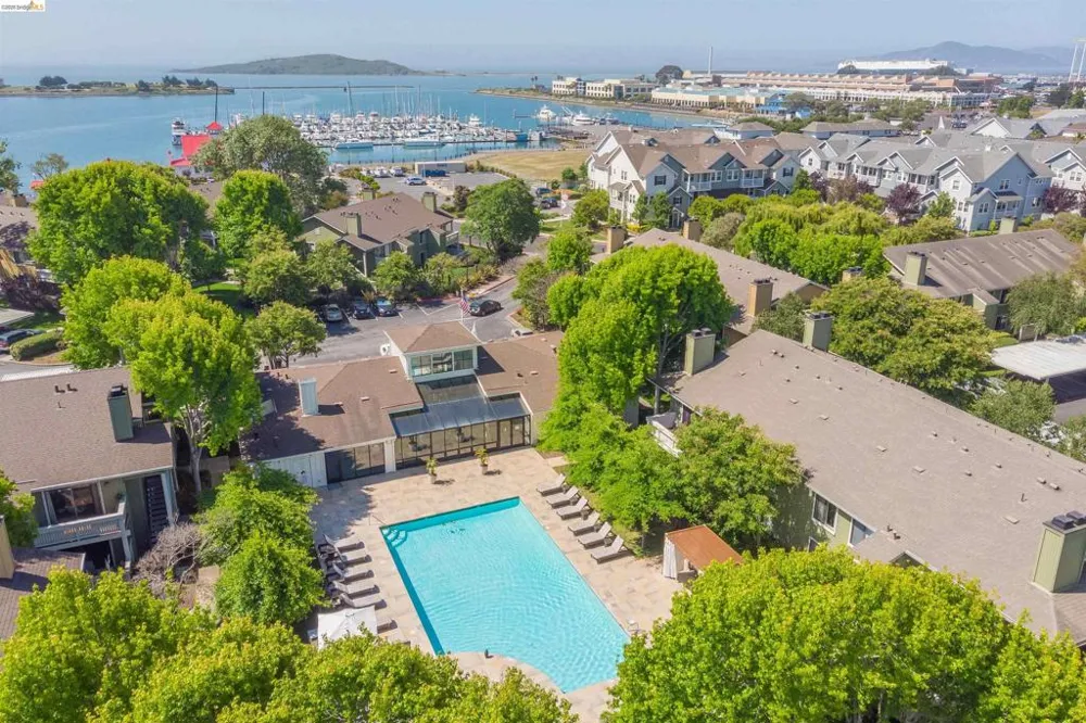 6 Schooner Ct Richmond, CA 94804