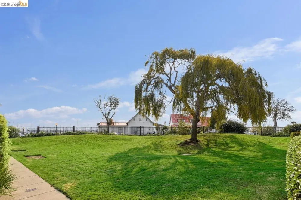6 Schooner Ct Richmond, CA 94804