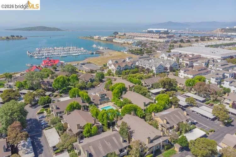 6 Schooner Ct Richmond, CA 94804