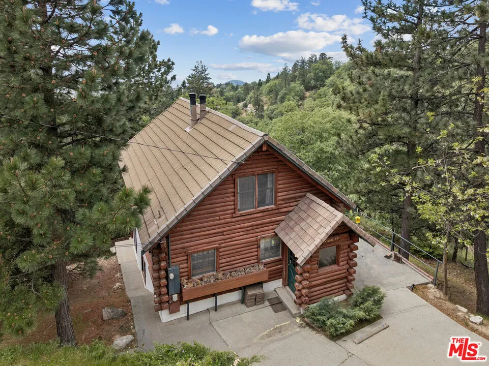 4 Winding Way Running Springs, CA 92382