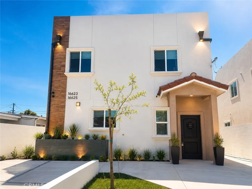 16623 Lake Avenue Paramount, CA 90723