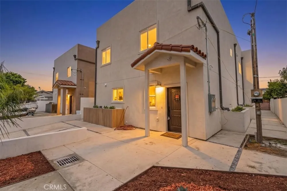 16623 Lake Avenue Paramount, CA 90723