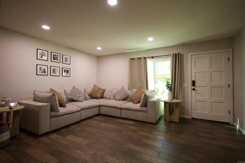 8135 Calle Fanita Santee, CA 92071