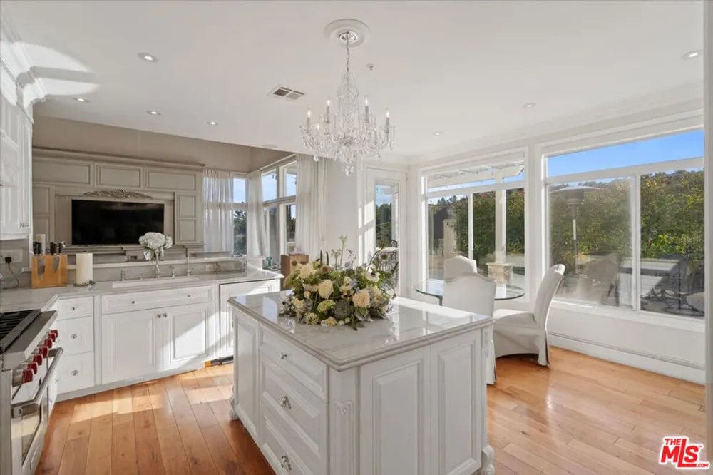 3900 Hilton Head Way Tarzana, CA 91356