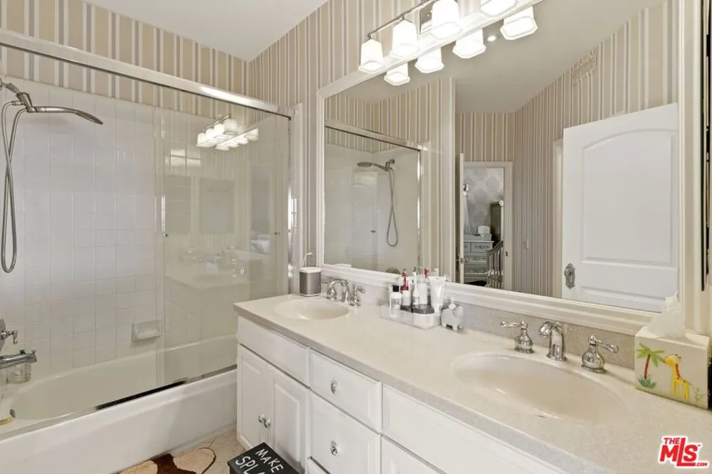 3900 Hilton Head Way Tarzana, CA 91356