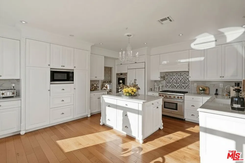 3900 Hilton Head Way Tarzana, CA 91356