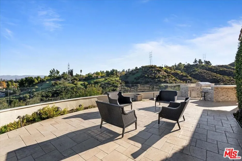 3900 Hilton Head Way Tarzana, CA 91356