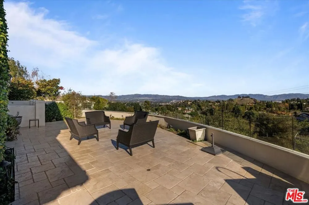 3900 Hilton Head Way Tarzana, CA 91356