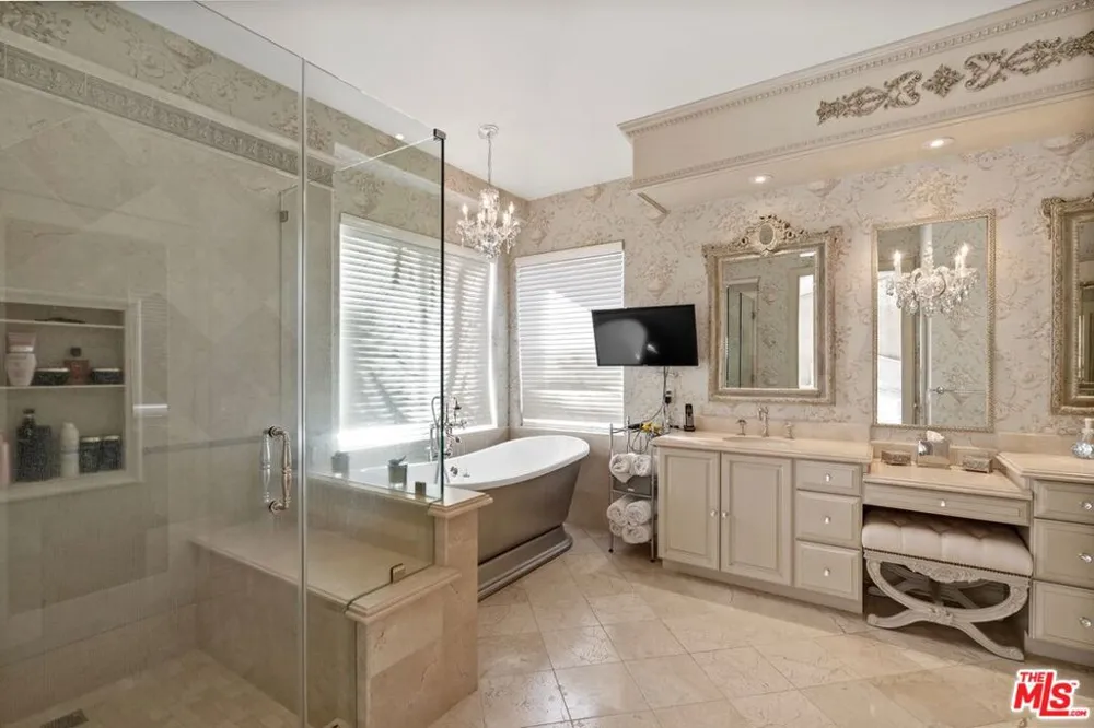 3900 Hilton Head Way Tarzana, CA 91356