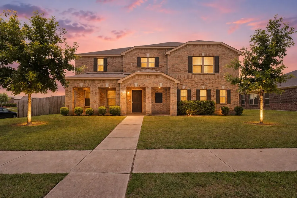 728 Snapdragon Lane DeSoto, TX 75115