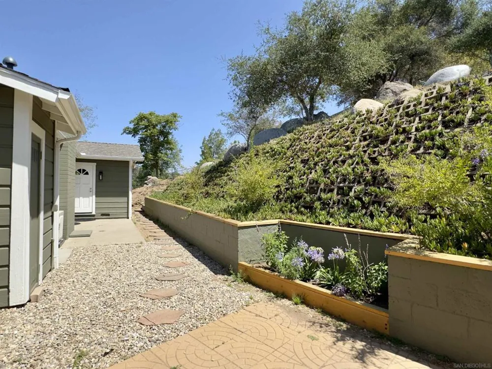 1418 York Dr Vista, CA 92084