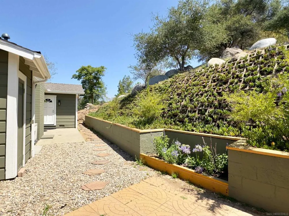 1418 York Dr Vista, CA 92084