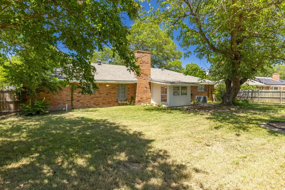 148 Royal Lane Commerce, TX 75428
