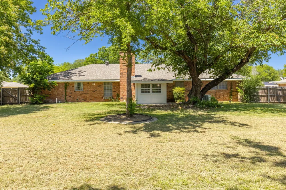 148 Royal Lane Commerce, TX 75428