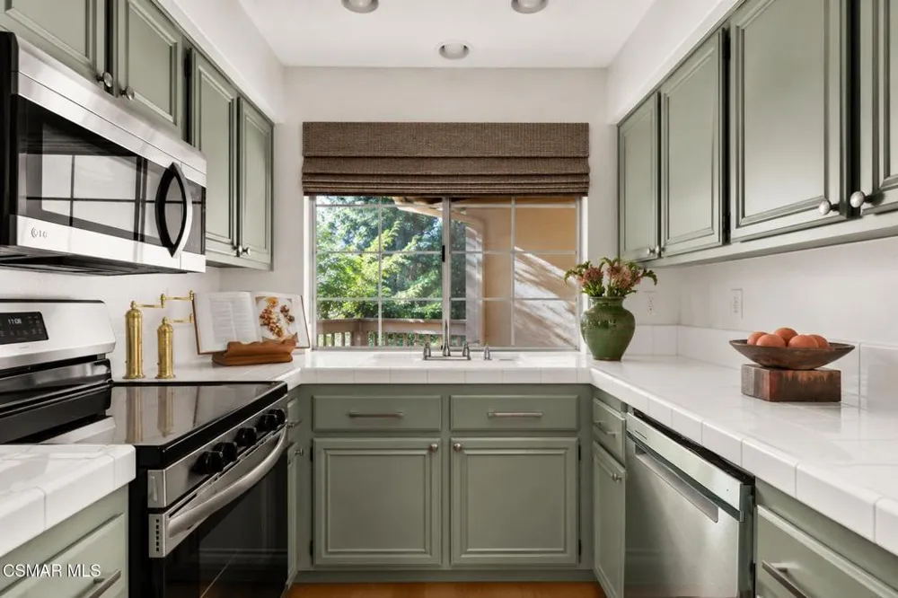 697 Sutton Crest Trail #Tl210 Oak Park, CA 91377