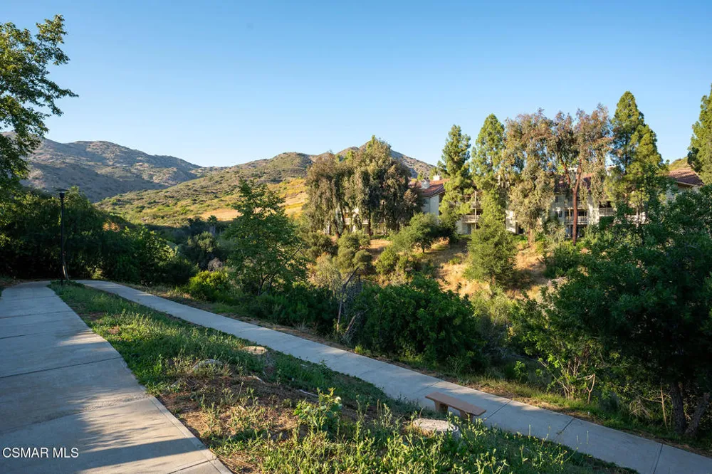 697 Sutton Crest Trail #Tl210 Oak Park, CA 91377