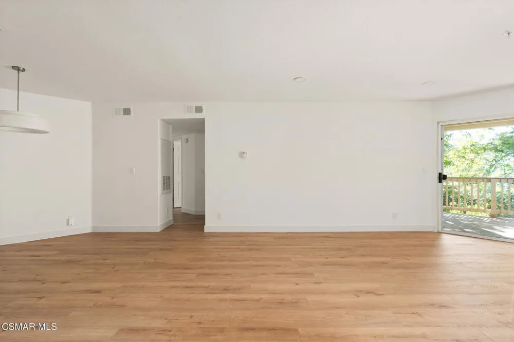 697 Sutton Crest Trail #Tl210 Oak Park, CA 91377