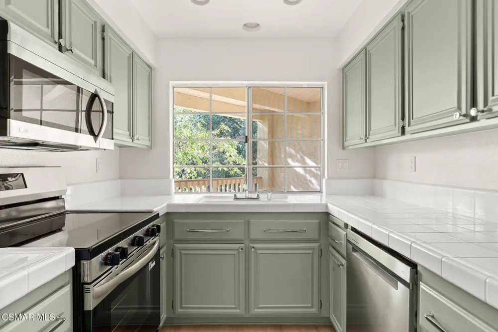 697 Sutton Crest Trail #Tl210 Oak Park, CA 91377
