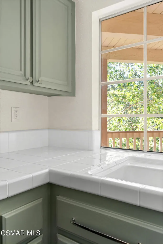 697 Sutton Crest Trail #Tl210 Oak Park, CA 91377