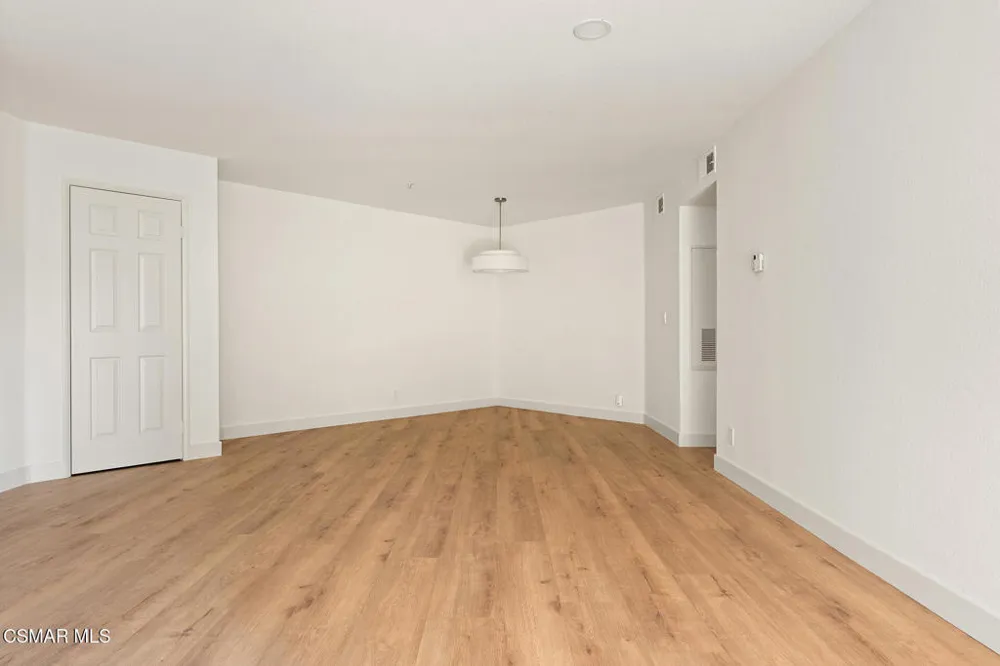 697 Sutton Crest Trail #Tl210 Oak Park, CA 91377