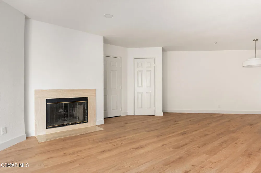 697 Sutton Crest Trail #Tl210 Oak Park, CA 91377