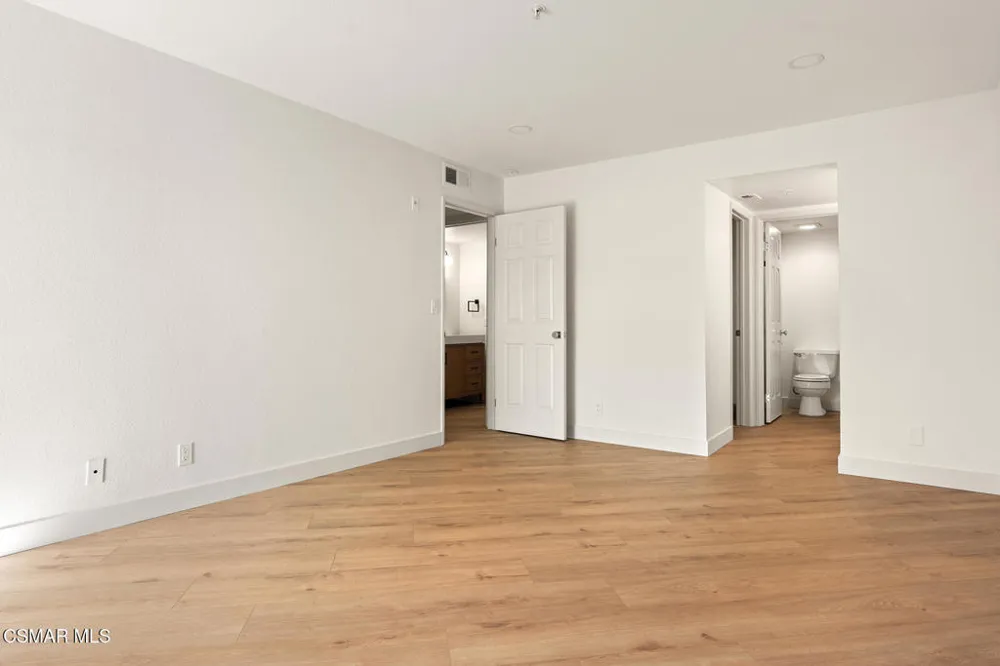 697 Sutton Crest Trail #Tl210 Oak Park, CA 91377