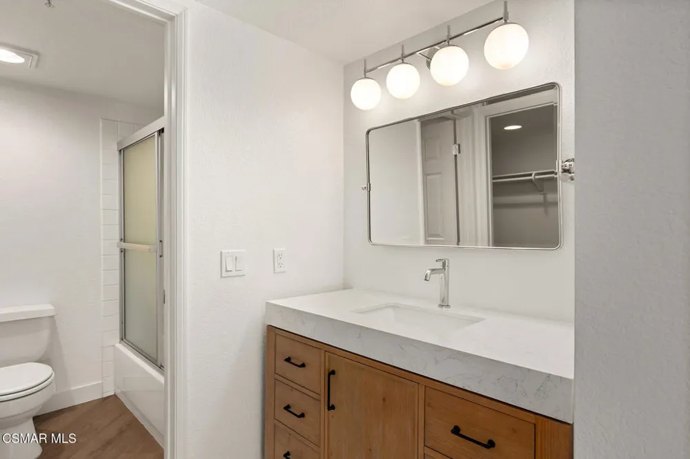 697 Sutton Crest Trail #Tl210 Oak Park, CA 91377