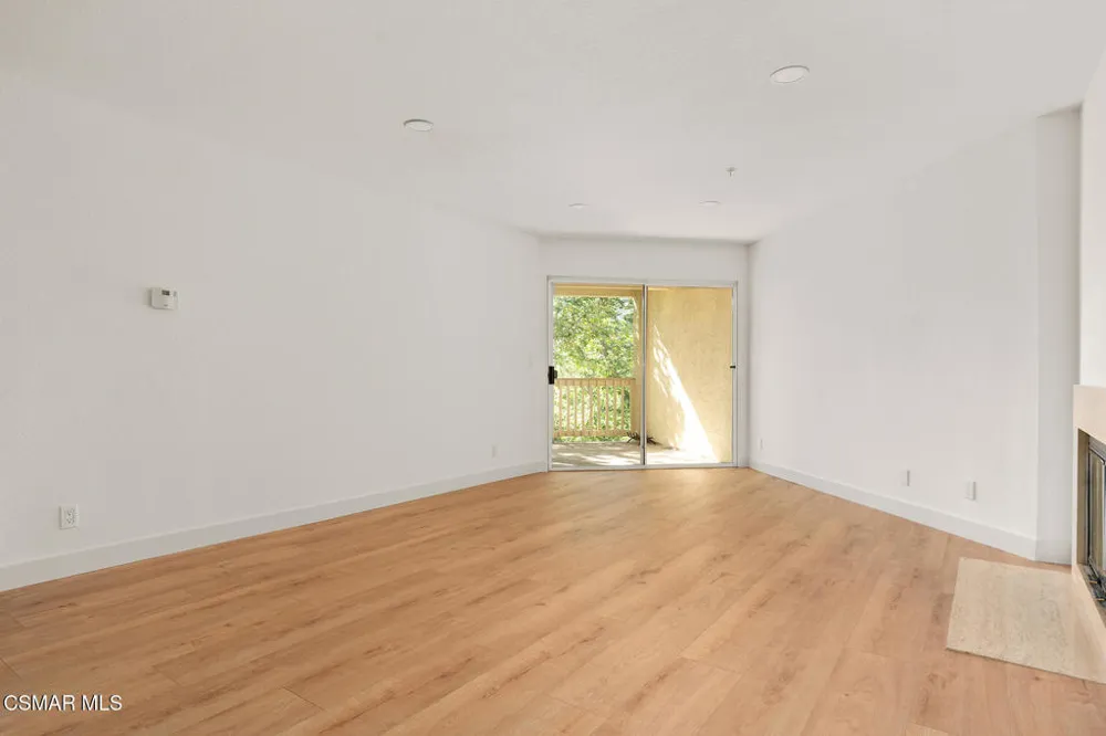 697 Sutton Crest Trail #Tl210 Oak Park, CA 91377