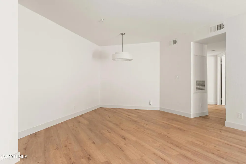 697 Sutton Crest Trail #Tl210 Oak Park, CA 91377