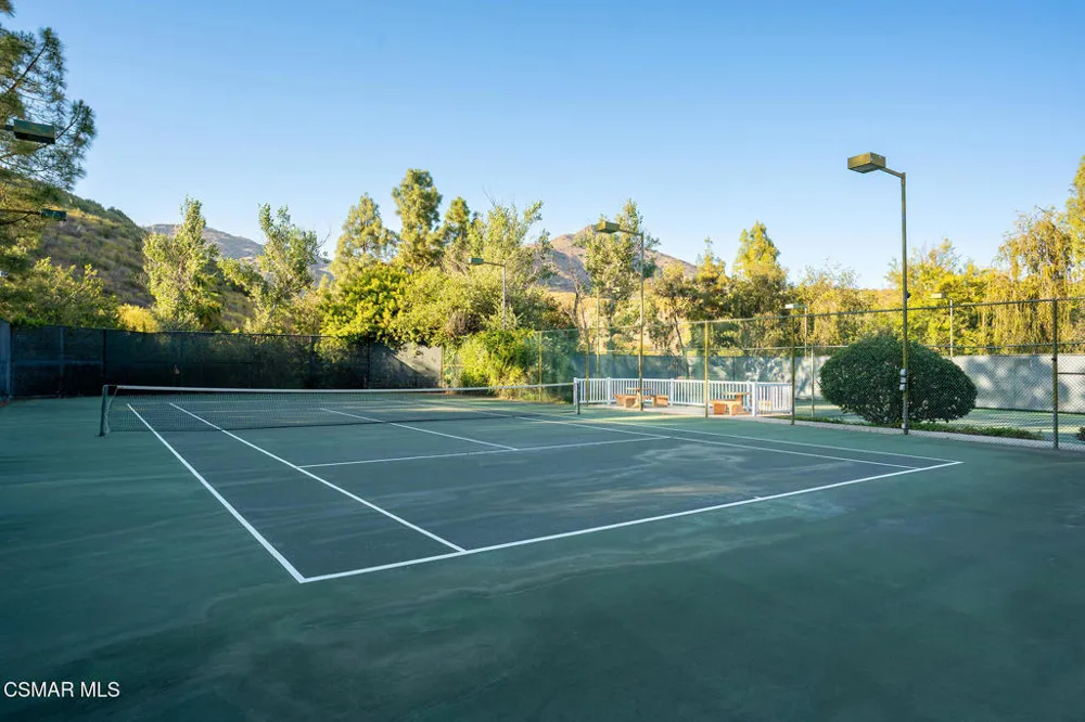 697 Sutton Crest Trail #Tl210 Oak Park, CA 91377
