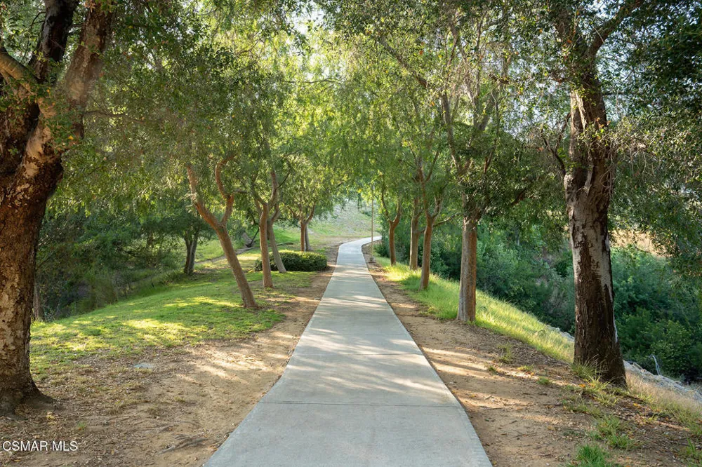 697 Sutton Crest Trail #Tl210 Oak Park, CA 91377