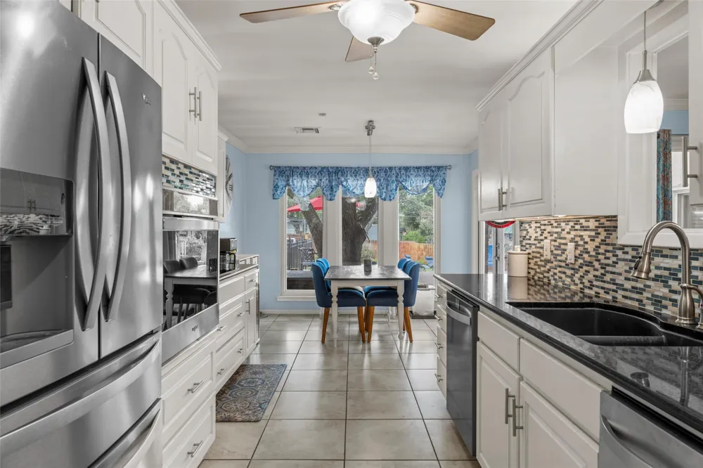 9913 Burgundy Lane Woodway, TX 76712